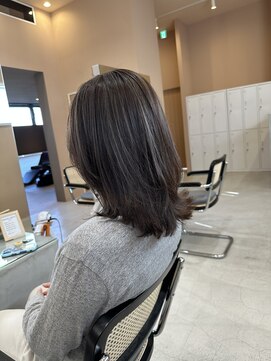 ジジ インターパーク 宇都宮(Gigi) ミディアムレイヤー/馴染ませハイライト/グレージュ