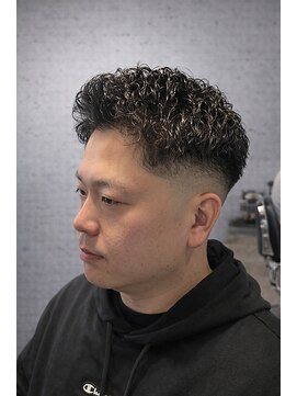 ワンワンオー バーバーショップ 長浜店(@110 BARBER SHOP) ゆるパン（アイロンパーマ）×フェードで創る大人の余裕ショート