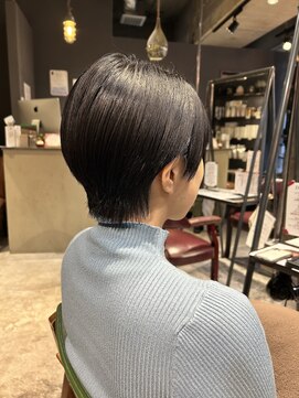 インス(ensue) 20代30代透明感暗髪アッシュブルーグレージュ丸みショート