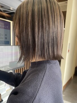 ルシードスタイルアイフラット(LUCIDO STYLE I-FLAT) 白髪ぼかし×アンブレラカラー×外ハネボブ