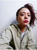 90年代ストリートを感じる一本結びのヘアアレンジ
