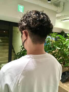 オーシャン(Ocean) ［OCEAN Hair&Life高田徹］刈り上げ　強めパーマ