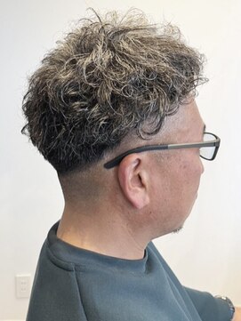 アジール(asile) ツーブロックの大人パーマスタイル