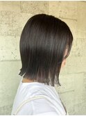 切りっぱなしボブ　ブルーブラック　ブリーチカラー　暗髪