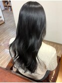 大人女子にもおすすめな透明感のある暗髪