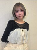 ショート顔周りレイヤーくびれヘアブリーチオリーブグレージュ