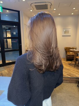 ロロネー 梅田(Lolonois) ブリーチなし ツヤ髪 グレージュカラー