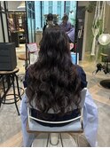 重たく見せない抜け感ロングウェーブ