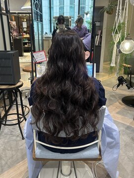ザザ シンジュク(ZA/ZA shinjuku) 重たく見せない抜け感ロングウェーブ