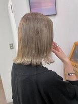 ハニーシブヤ(HONEY shibuya)&nbsp;大人可愛い外ハネボブデザインカラーシルキーベージュグレージュ