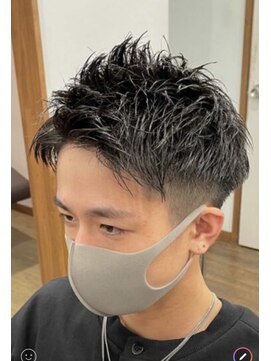 理容 鮎川 アップバングモテる流行　黒髪カジュアルショート