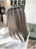 ベージュ系バレイヤージュカラー