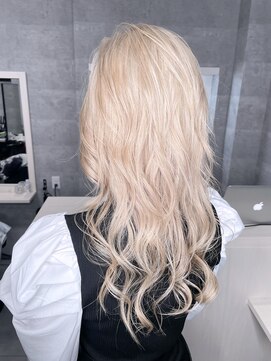 モーション 新宿(motion) ホワイトブロンド