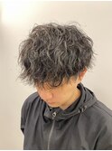 王道ツイストスパイラルパーマ 前下がり刈り上げマッシュ