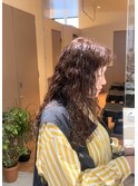 ロングヘアのくるくるパーマ