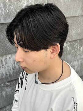 ヒュイル バイ ニアウ(Hwyl by Niau) 刈り上げセンターパート/ニュアンスパーマ/伊勢崎市