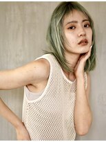 トテ(tote.)&nbsp;エメラルドのコントラストと毛先にエッジをきかせたスタイル