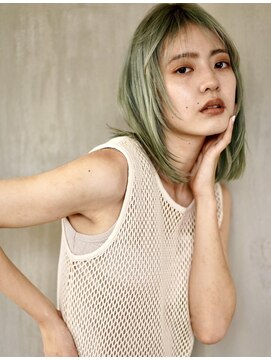 トテ(tote.) エメラルドのコントラストと毛先にエッジをきかせたスタイル