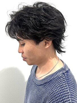 ヒュイル バイ ニアウ(Hwyl by Niau) メンズセンターパートパーマニュアンスパーマスパイラルパーマ