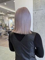 サンク 原宿 表参道(cinq) ケアブリーチピンクベージュ切りっぱなしボブ顔周りレイヤー