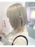 【ホワイトカラー×ぱつっとボブ】
