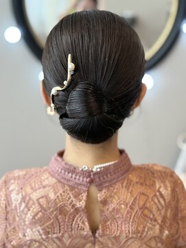 コマリ(comari) キレイめシニヨン