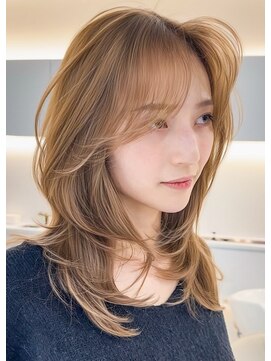 ノラ ウメダ(NORA UMEDA) レイヤーカットカーテンバングハッシュカット海外ヘアハイライト