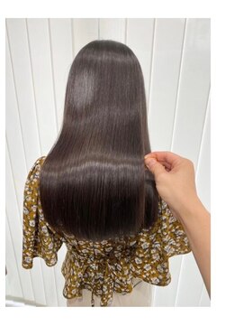 イイネ(iine) ダークブラウンロングヘアツヤ髪うねり毛解消髪質改善