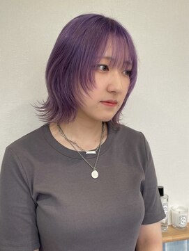 ハチ(HACHI) まわりと差をつける♪ハイトーン×ウルフカット