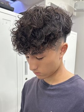 ウェイビーエフティフィフス 横浜西口(WAVEY ft.fifth) 横浜スペインカールラルフカールシャドウパーマサーフカール30代