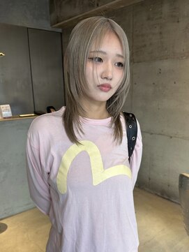 ニール(nier) レイヤーカット/ミディアム/ハイトーン/ブリーチ/ベージュ