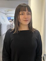 マカロニコースト(macaroni coast)&nbsp;前髪あり顔周りレイヤー外ハネミディアムプレイングカラー