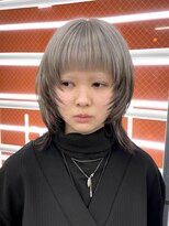 ミディアムウルフカットハイトーンシルバーグレーカラー