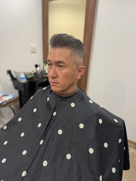 ゴールデンエイジ(Golden Age) 2:8パートスタイル（サイド2mmフェード）