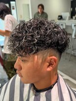 フジヤマ バーバー ショップ(FUJIYAMA BARBER SHOP)&nbsp;スペインカール／ハイライトカラー／スキンフェード