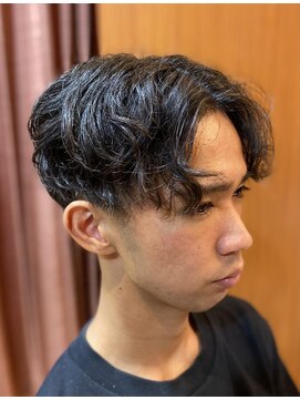 ヘアモード キクチ 銀座店 パーマ風センターパートフェード