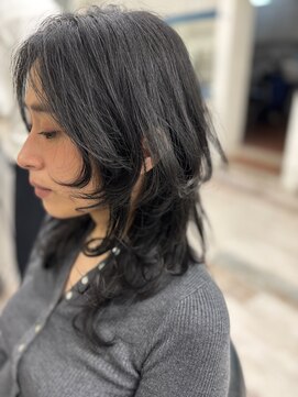 揺れるレイヤーでつくる、大人の軽やかシルエット◎NAVE