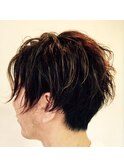 くせ毛を生かしたカットで、まるでツイストスパイラル風ショート