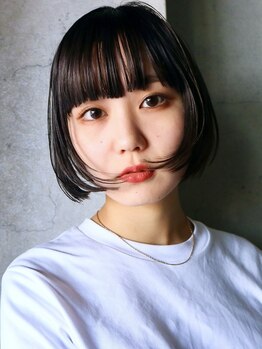 《大名》シンプルなヘアスタイルでも柔らかく軽やかな質感に。簡単なスタイリングで程よいラフさを演出―。