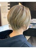 くびれショートの明るめバレイヤージュ