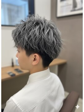 ホワイトメッシュツイストスパイラルセンターパート刈り上げ