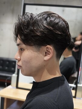 メッツ 原宿(METS) MEN'S/毛流れセンターパート×テーパーフェード/毛流れパーマ