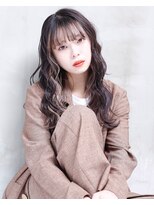 イル(ill)&nbsp;ロング　ベージュ　インナーカラー　ウェーブ　大須