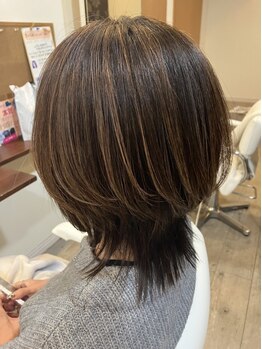 ヘアメイク グルーヴ(HAIR MAKE GOOVE)の写真/ただ染めるだけじゃない、白髪を活かしたデザインでヘアスタイルを楽しめる♪是非一度お試しください！