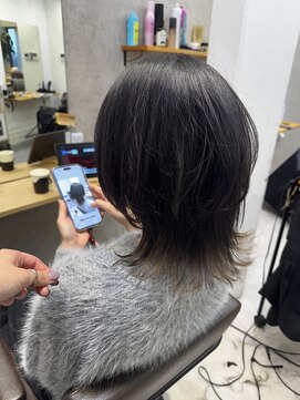 エン(en.) ミディアムウルフ×くびれレイヤー重軽バランスが可愛い大人