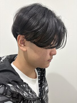 ヒュイル バイ ニアウ(Hwyl by Niau) MEN’S HAIRセンターパートスパイラルパーマニュアンスパーマ