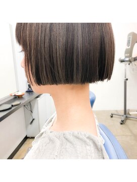 ページボーイ美容室 [お客様スタイル]重いけど動く　ハイライト×ショートボブ