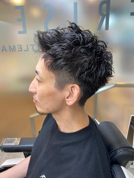 ビフィーノ モーダ 苦楽園店(bifino moda) ツイストスパイラルパーマツーブロック  前下がりセンターパート