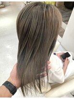 リップス デリコ(LIPS derico)&nbsp;【白髪ぼかしハイライト】　 施術前の写真は右にスワイプ