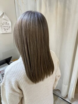 アミュー(amiu)の写真/白髪ぼかしでお悩みを綺麗に改善！髪に優しい薬剤を使用し艶のあるワクワク楽しめるハイライトカラーに♪